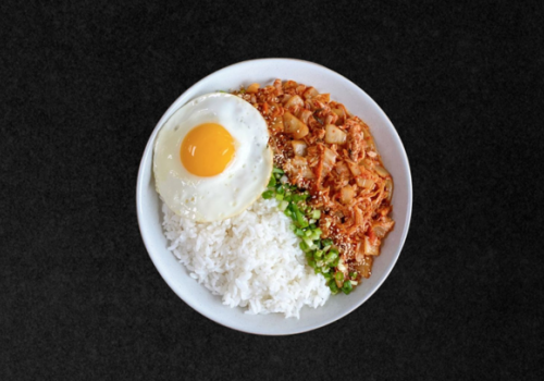 Cơm trắng gà xào kimchi